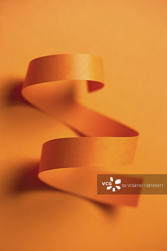 彩色背景上的抽象纸质条纹卷图片素材