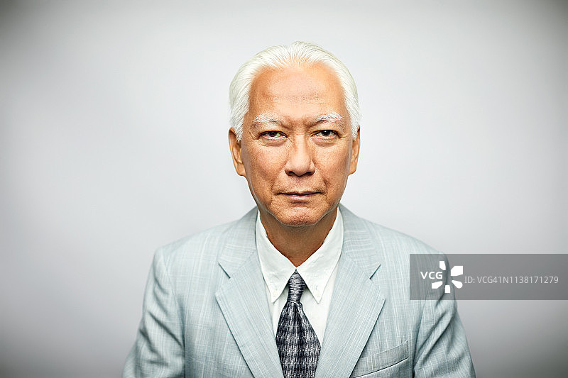 身穿西装的年长商人图片素材