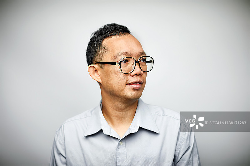 在白色背景上看向远方的专业人士图片素材