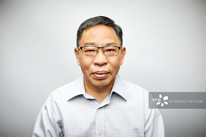 戴眼镜的成熟专业人士肖像图片素材