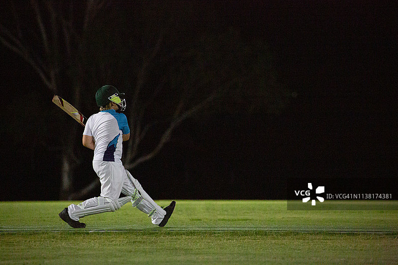 当地椭圆形球场上的少年板球比赛图片素材