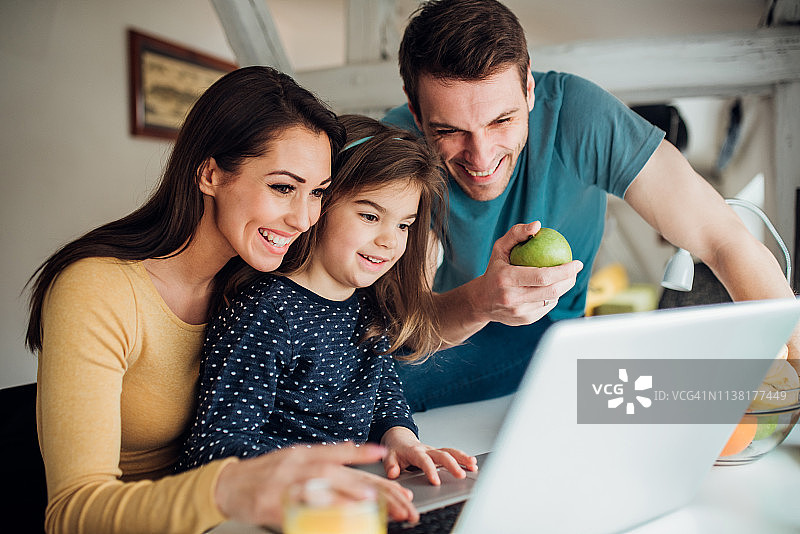 一家人使用笔记本电脑图片素材