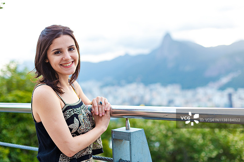 年轻女人游览里约热内卢图片素材