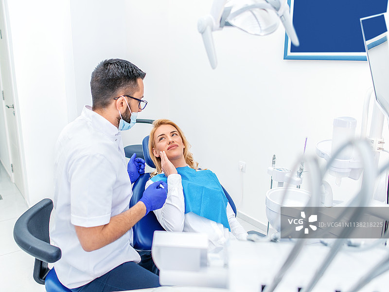 女人在牙医处牙痛图片素材