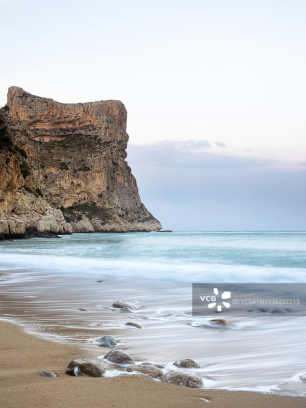 西班牙瓦伦西亚贝尼塔切尔海岸岩石与海景图片素材