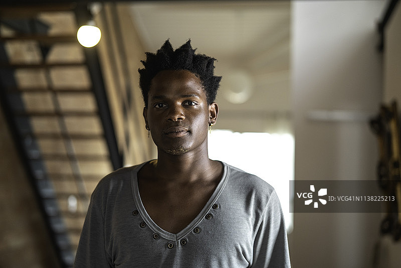 非洲年轻男人居家肖像图片素材