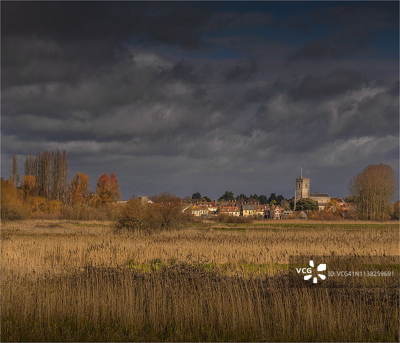 冬季光线下的弗罗姆河，英国多塞特郡侏罗纪海岸图片素材