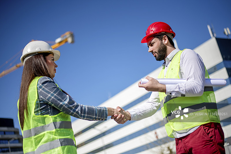 建筑工地专家会议并使用对讲机图片素材
