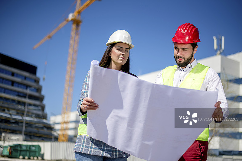 建筑师在现场一起分析蓝图图片素材