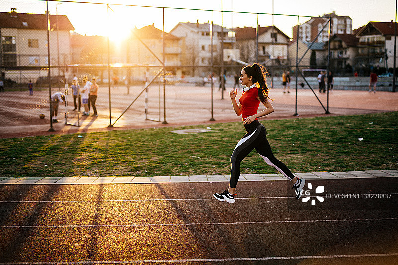 在体育场跑步图片素材