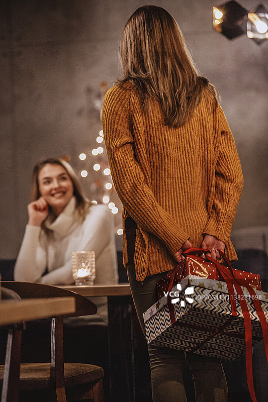 女人在背后拿着惊喜礼物图片素材