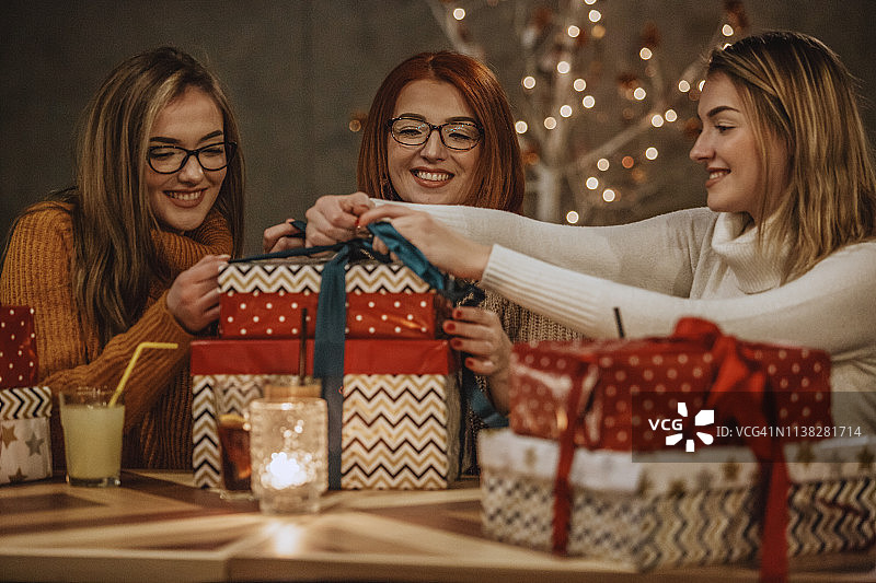 母亲和女儿打开新年礼物图片素材