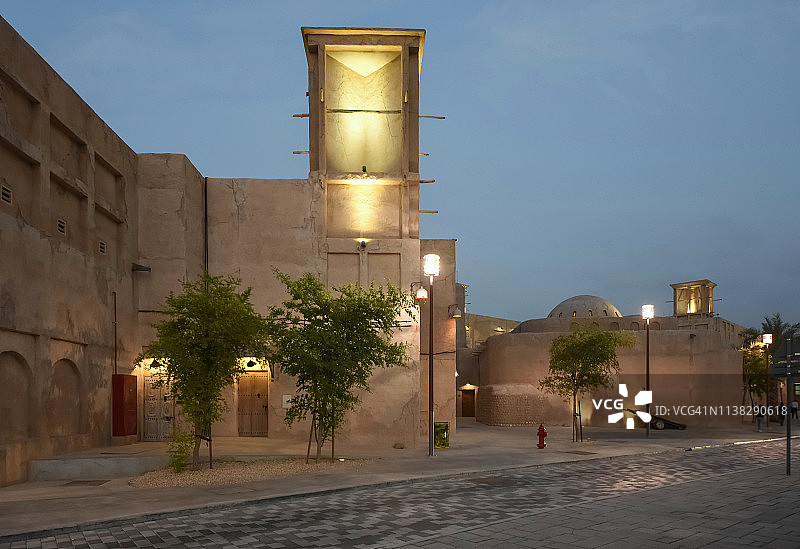 阿联酋迪拜巴斯塔基亚区：傍晚时分的风塔图片素材