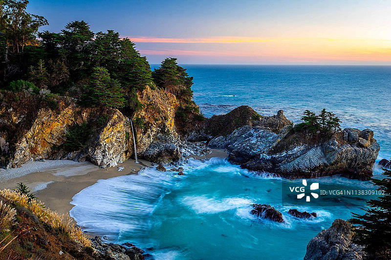 大瑟尔麦克威瀑布的彩色蓝色时刻图片素材