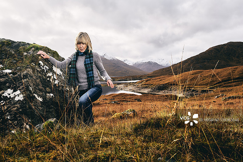 女人在苏格兰高地享受退休生活图片素材
