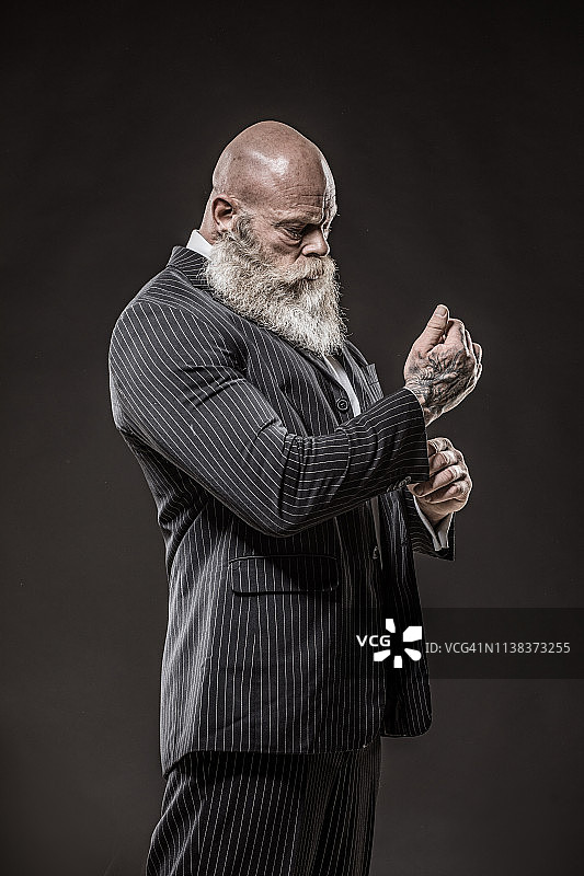 年长的黑帮男子图片素材