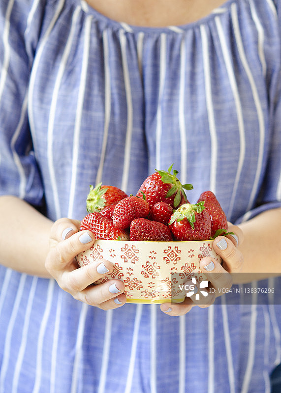 碗里的草莓图片素材