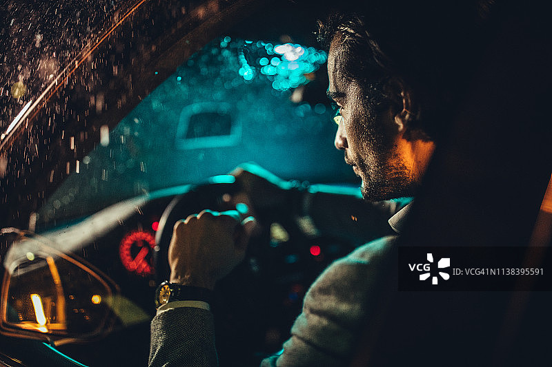 雨夜驾车的男人图片素材