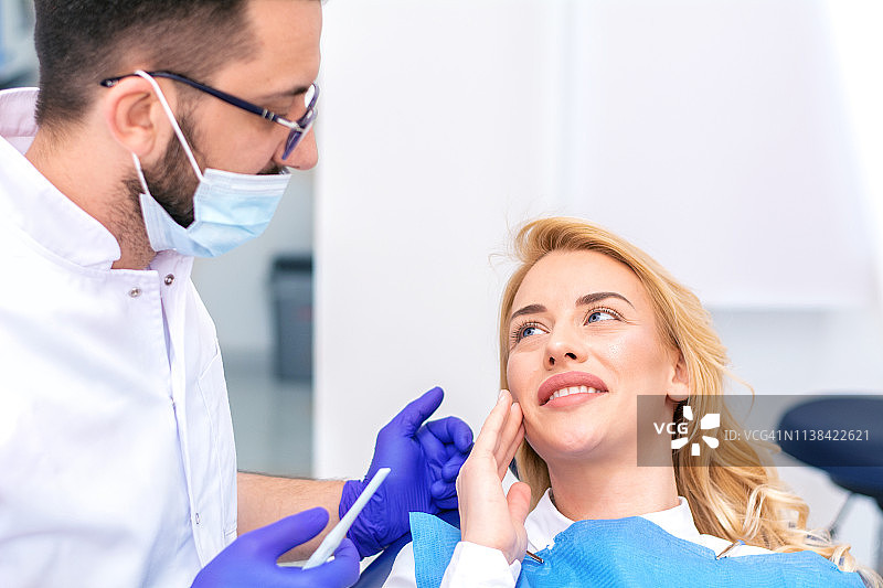 女人在牙医处牙痛图片素材