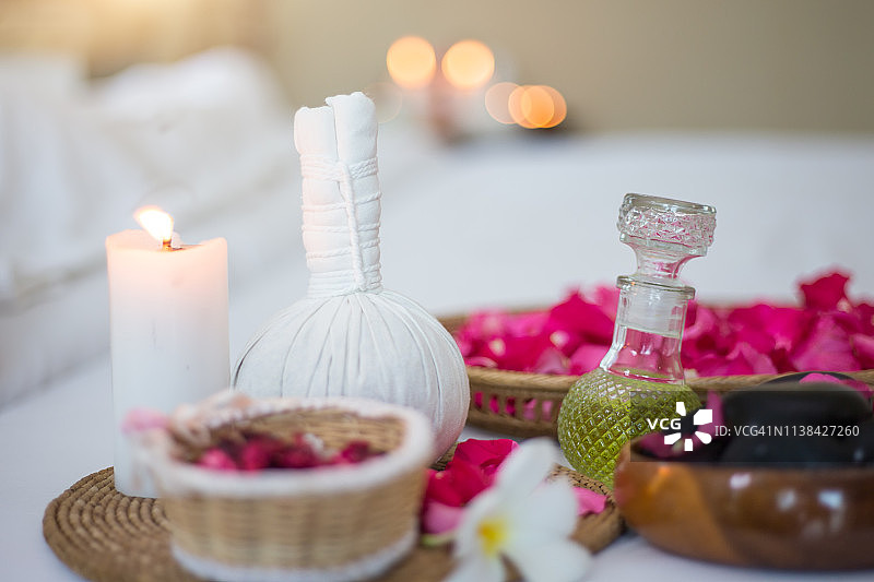 在健康中心按摩床上美丽的水疗组合图片素材