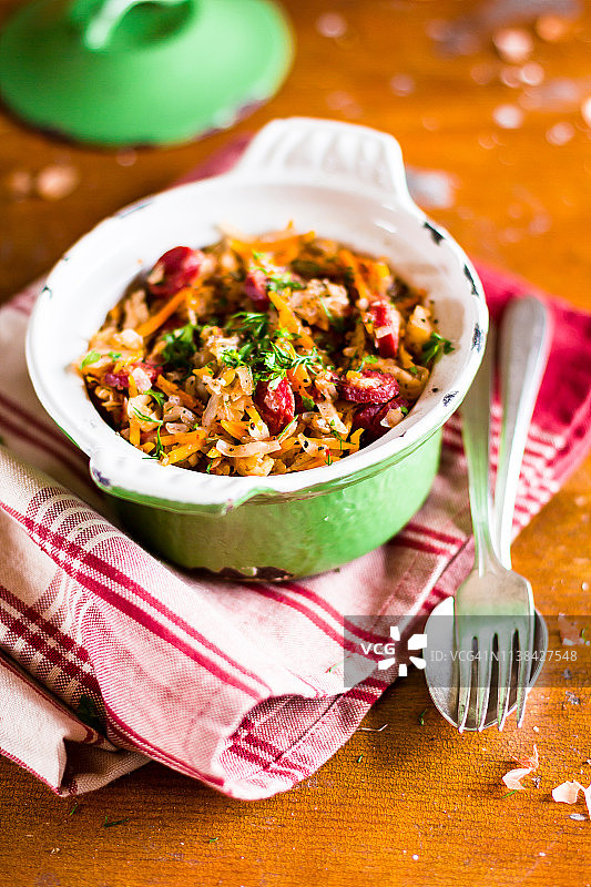 传统波兰美食：什锦炖菜，卷心菜胡萝卜猪肉香肠图片素材