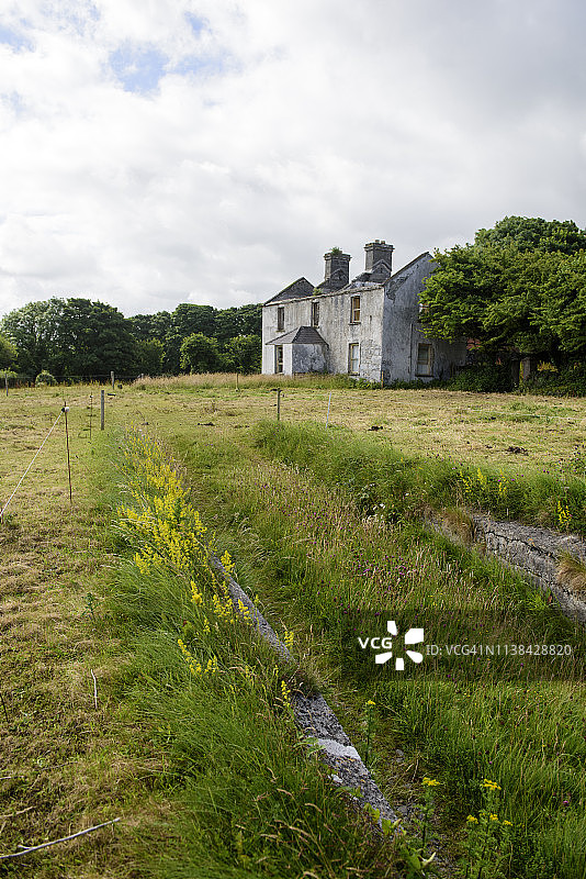 爱尔兰克莱尔郡巴利沃恩的废弃房屋图片素材