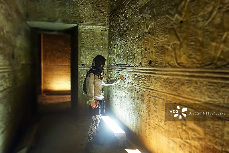 在埃德夫神庙内阅读象形文字的旅行者图片素材
