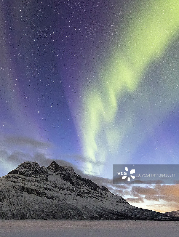 挪威罗弗敦群岛格罗夫峡湾的北极光图片素材