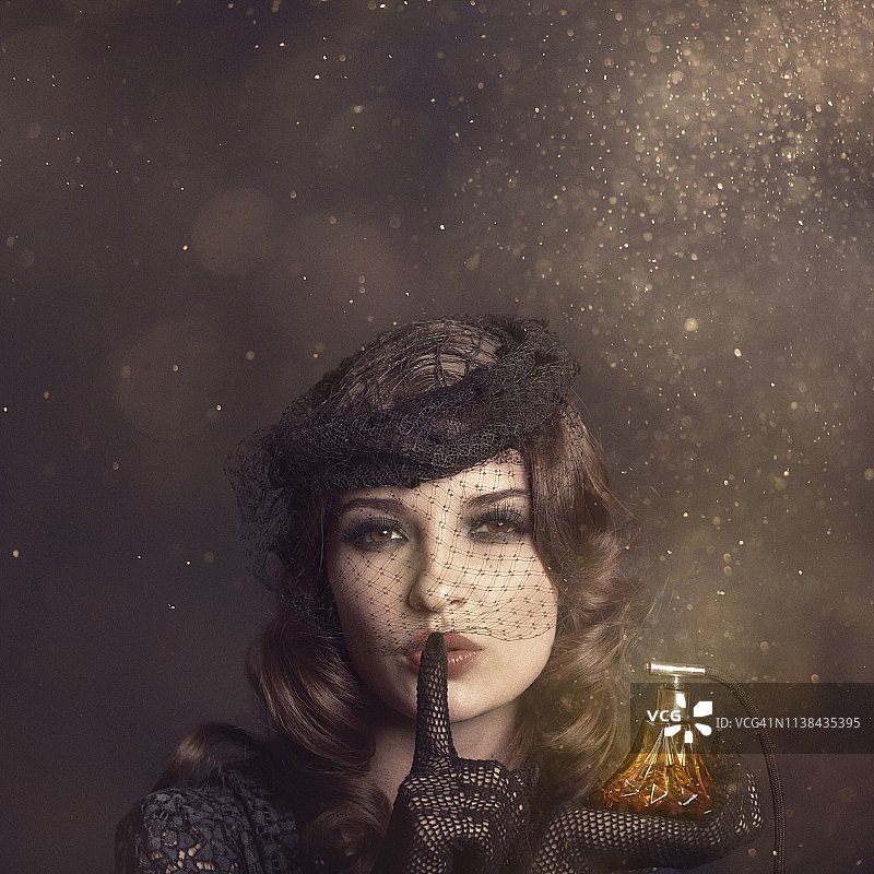 使用魔法香水的复古女性图片素材