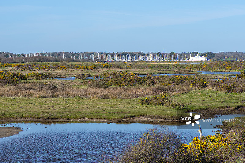 美丽的沿海沼泽和泻湖，位于索伦特边缘的利明顿和基黑文自然保护区，俯瞰怀特岛图片素材