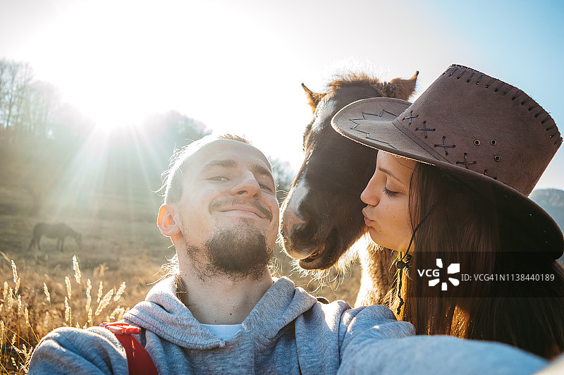 年轻情侣与矮种马自拍图片素材