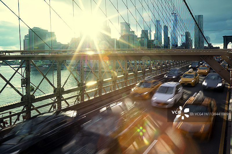 夕阳下的布鲁克林大桥与曼哈顿天际线及交通图片素材