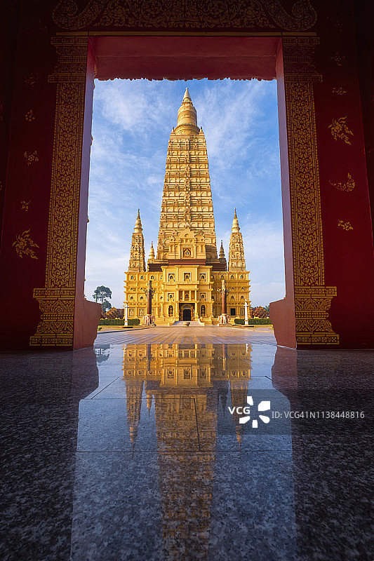 甲米府玛哈泰寺主殿的倒影（邦通寺）图片素材