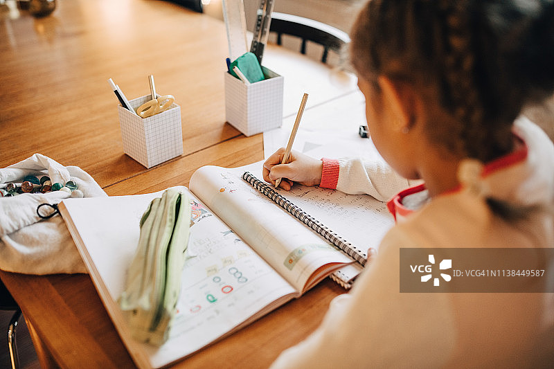 女孩在家写作业（背影）图片素材