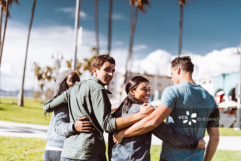 朋友们一起在威尼斯海滩上行走图片素材