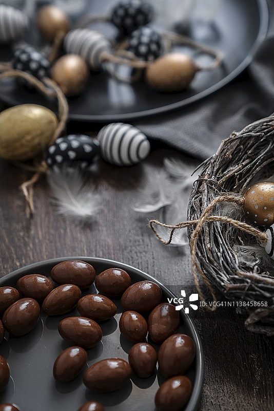 巧克力蛋和复活节装饰品静物图片素材