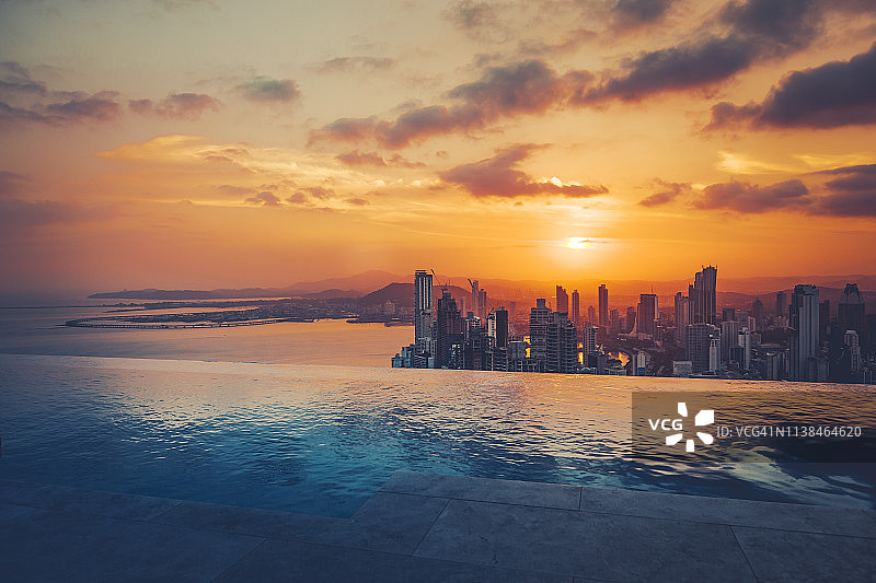 日落时分的巴拿马城天际线图片素材