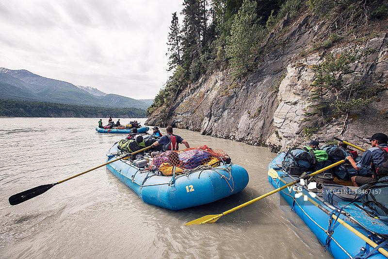 河上的三个木筏图片素材