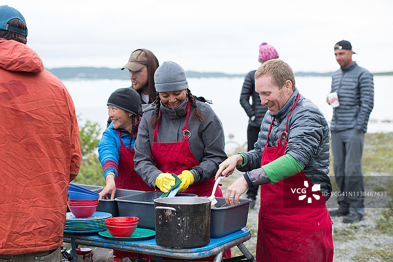 在野外露营旅行中洗碗图片素材