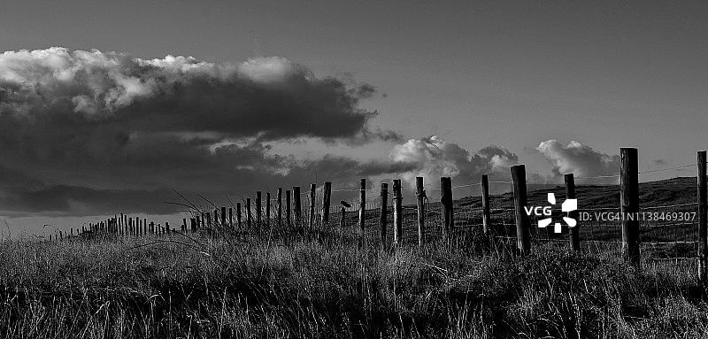 马恩岛上的旧栅栏黑白照片图片素材