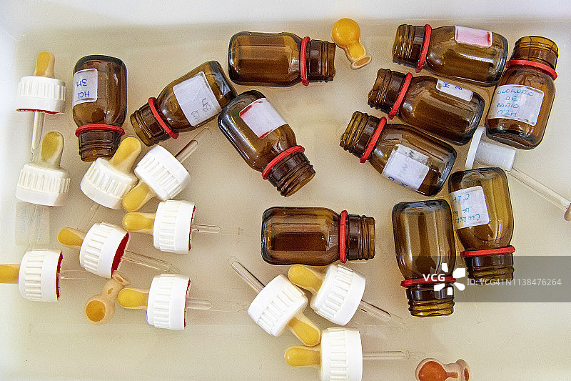 消毒液中的实验烧瓶图片素材