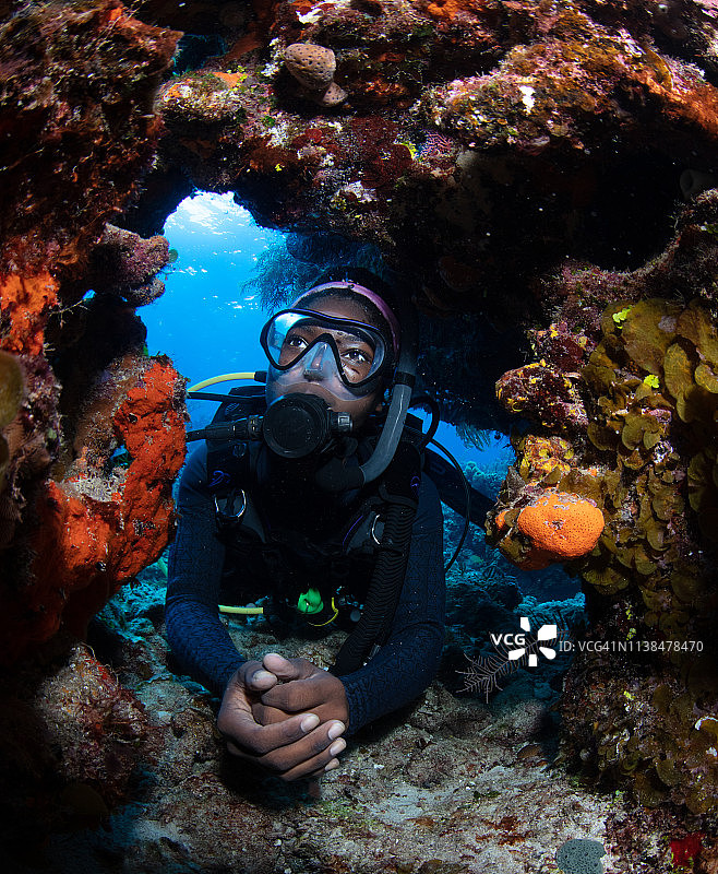 珊瑚拱门中的潜水员图片素材