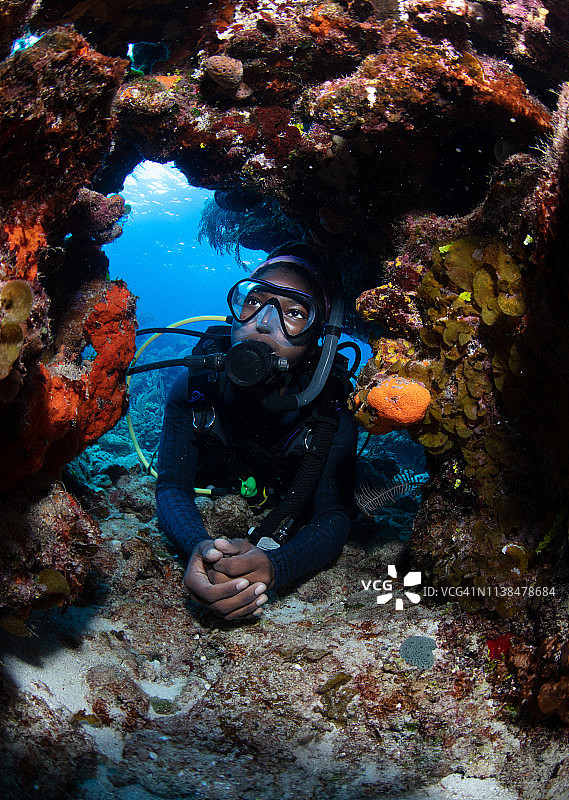 珊瑚拱门中的潜水员图片素材