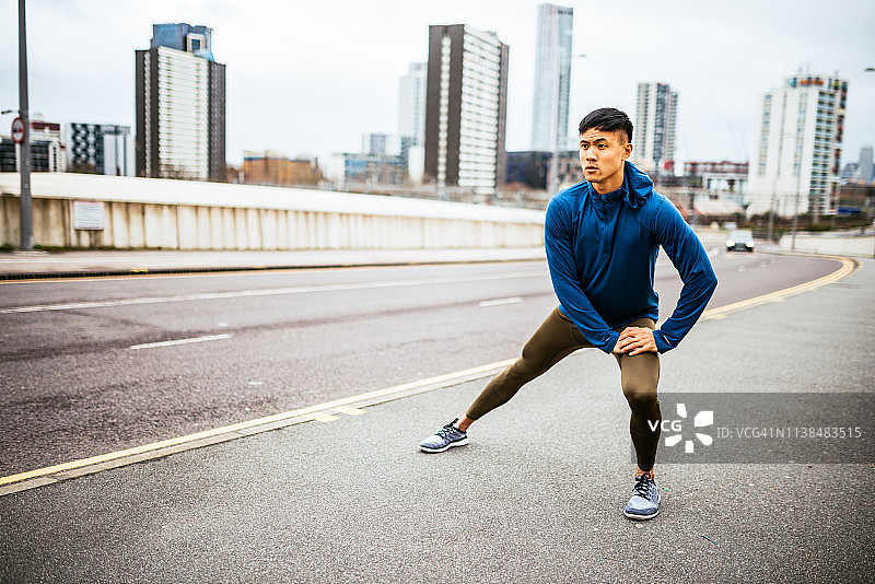在多云有风的日子里锻炼的中国年轻运动员图片素材