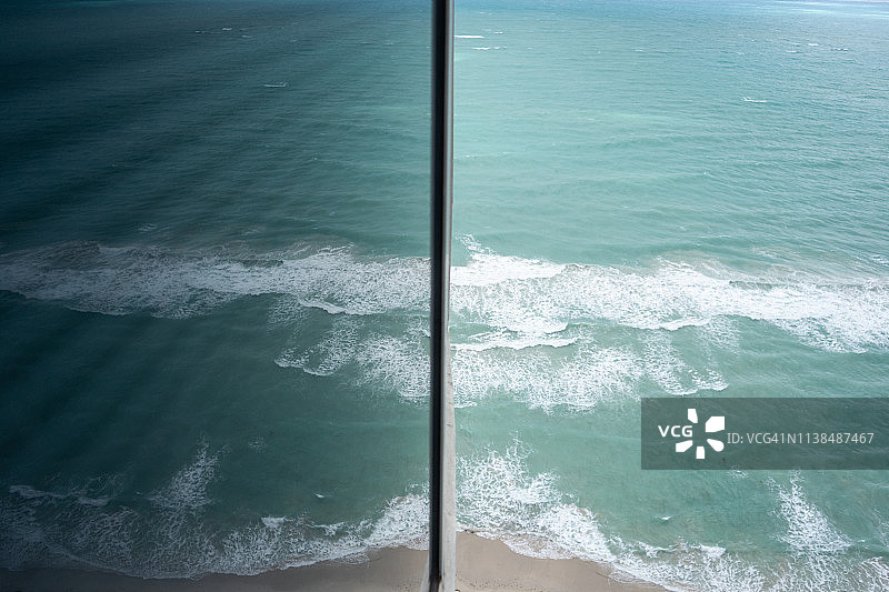 迈阿密海滩：公寓景观，高空航拍照片，海面倒映在窗户中的俯视景观图片素材