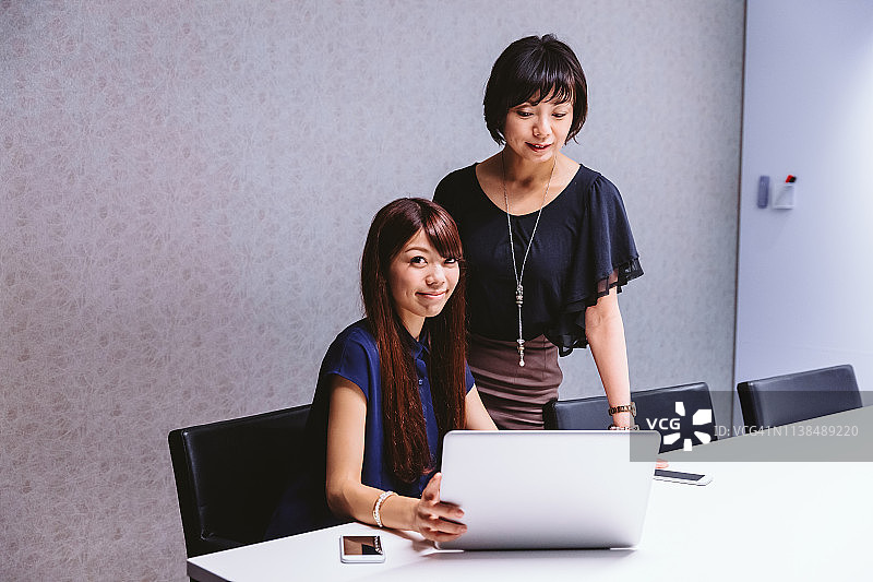 日本女商人头脑风暴会议图片素材