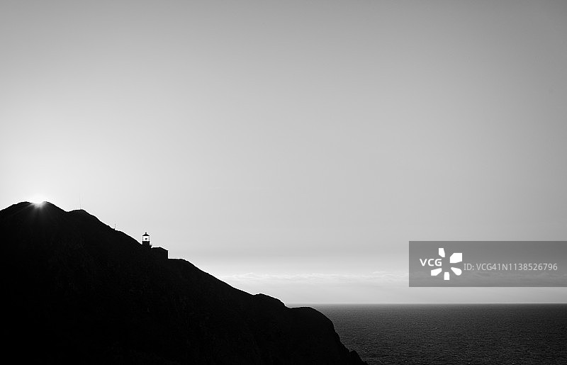 灯塔背后的日落图片素材