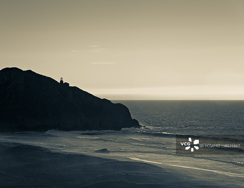 灯塔背后的日落图片素材