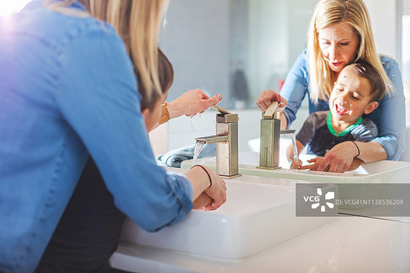 母亲和男孩们在家积极体验优质生活，实践良好卫生习惯图片素材