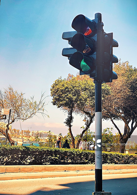 亮着的交通信号灯图片素材